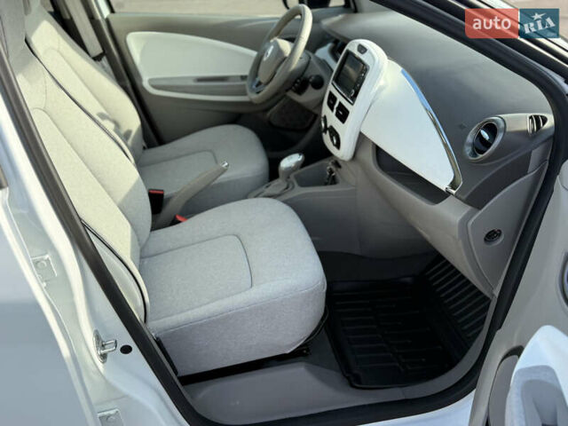 Белый Рено Зое, объемом двигателя 0 л и пробегом 112 тыс. км за 8900 $, фото 21 на Automoto.ua