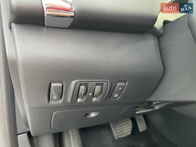 Белый Рено Зое, объемом двигателя 0 л и пробегом 84 тыс. км за 10500 $, фото 40 на Automoto.ua