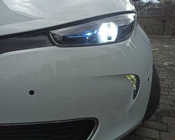 Белый Рено Зое, объемом двигателя 0 л и пробегом 48 тыс. км за 11850 $, фото 25 на Automoto.ua