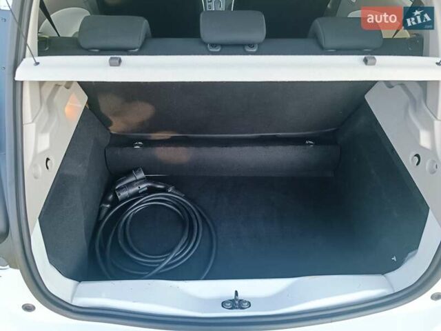 Белый Рено Зое, объемом двигателя 0 л и пробегом 65 тыс. км за 10250 $, фото 24 на Automoto.ua