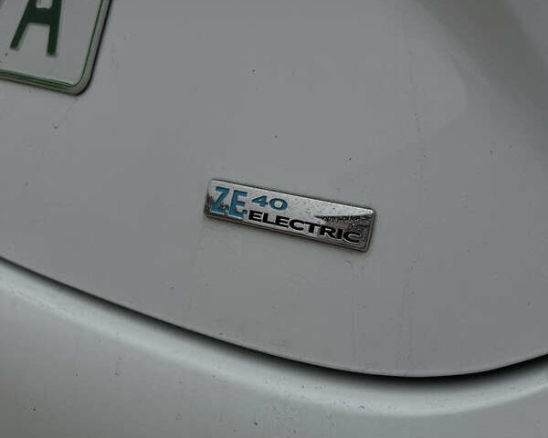 Белый Рено Зое, объемом двигателя 0 л и пробегом 140 тыс. км за 8550 $, фото 16 на Automoto.ua