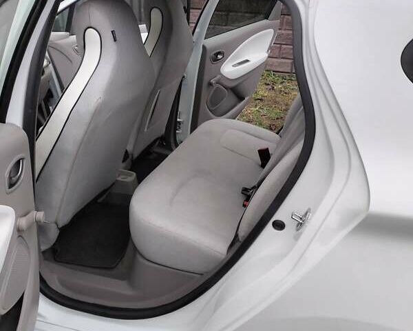 Білий Рено Зое, об'ємом двигуна 0 л та пробігом 93 тис. км за 9399 $, фото 19 на Automoto.ua