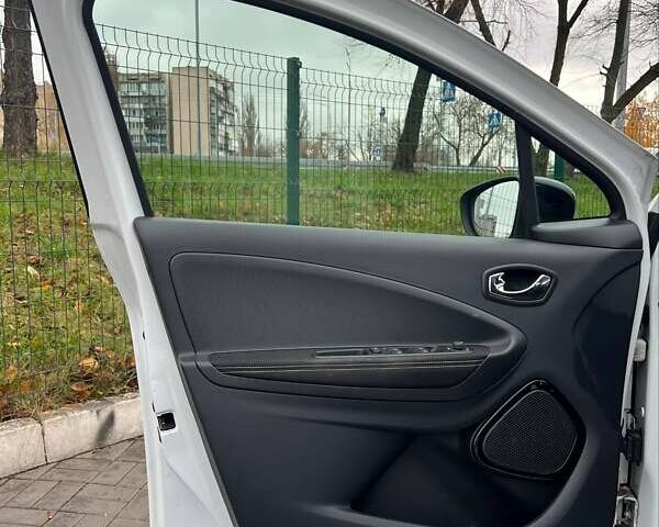 Белый Рено Зое, объемом двигателя 0 л и пробегом 93 тыс. км за 9999 $, фото 13 на Automoto.ua