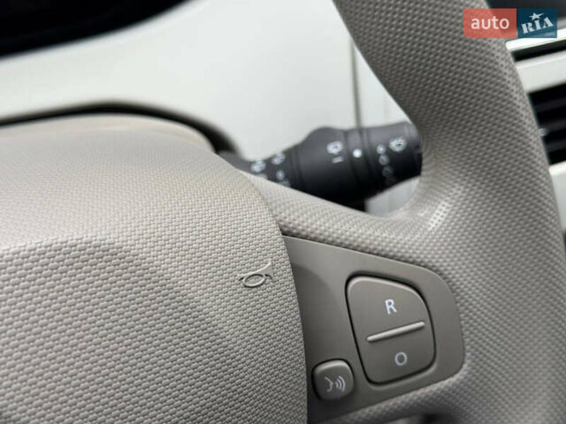 Белый Рено Зое, объемом двигателя 0 л и пробегом 38 тыс. км за 10200 $, фото 22 на Automoto.ua