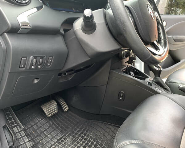 Белый Рено Зое, объемом двигателя 0 л и пробегом 173 тыс. км за 9500 $, фото 10 на Automoto.ua