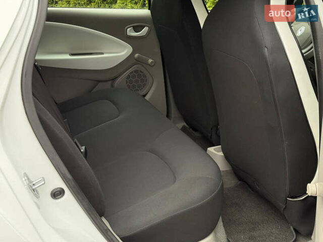 Белый Рено Зое, объемом двигателя 0 л и пробегом 38 тыс. км за 10200 $, фото 18 на Automoto.ua