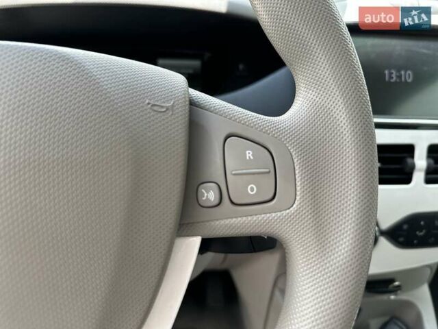 Белый Рено Зое, объемом двигателя 0 л и пробегом 59 тыс. км за 10500 $, фото 21 на Automoto.ua