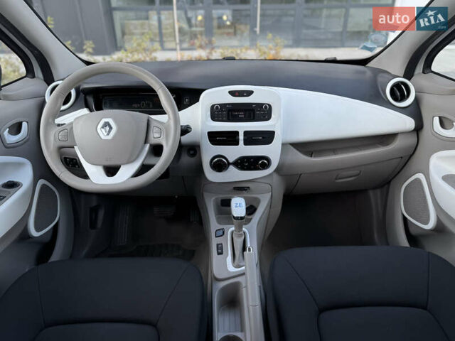 Белый Рено Зое, объемом двигателя 0 л и пробегом 67 тыс. км за 9500 $, фото 37 на Automoto.ua