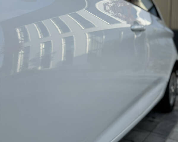 Белый Рено Зое, объемом двигателя 0 л и пробегом 67 тыс. км за 9500 $, фото 19 на Automoto.ua