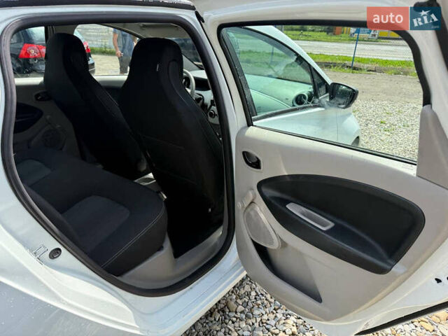 Белый Рено Зое, объемом двигателя 0 л и пробегом 69 тыс. км за 9450 $, фото 23 на Automoto.ua