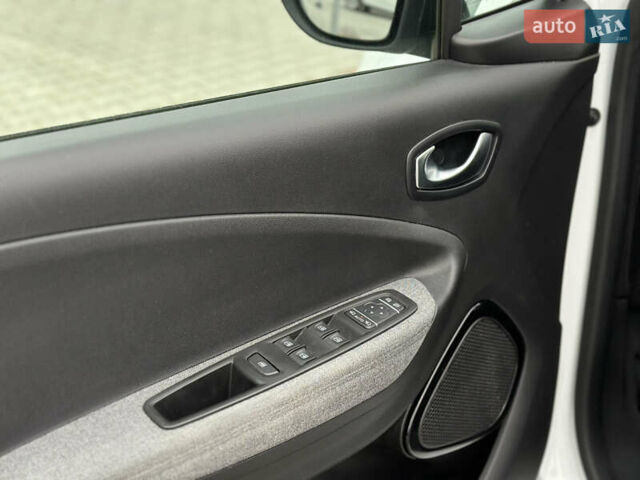 Білий Рено Зое, об'ємом двигуна 0 л та пробігом 64 тис. км за 12499 $, фото 9 на Automoto.ua