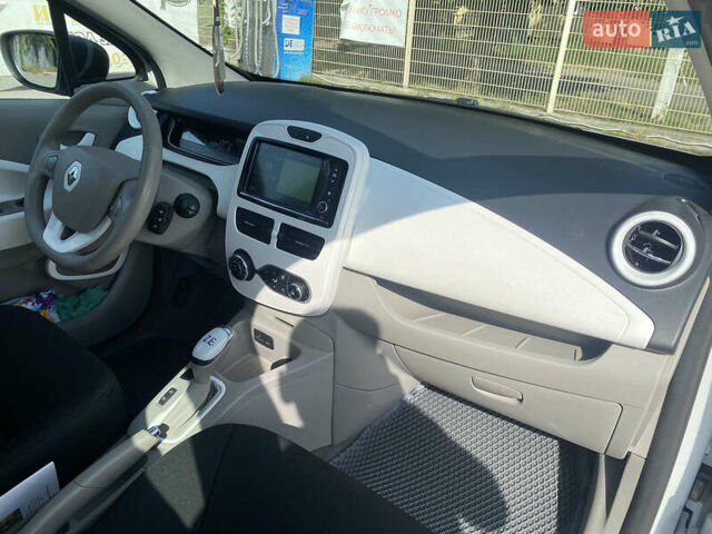 Білий Рено Зое, об'ємом двигуна 0 л та пробігом 45 тис. км за 14500 $, фото 14 на Automoto.ua