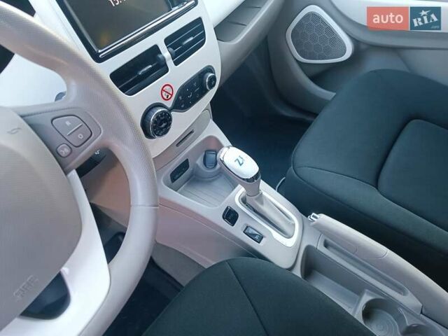 Белый Рено Зое, объемом двигателя 0 л и пробегом 65 тыс. км за 10250 $, фото 59 на Automoto.ua