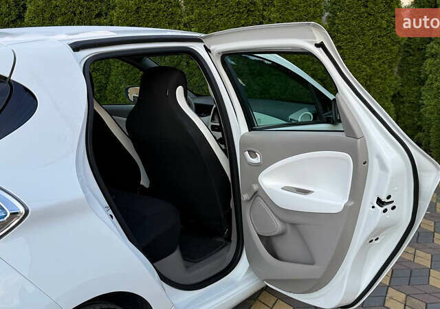 Белый Рено Зое, объемом двигателя 0 л и пробегом 53 тыс. км за 10150 $, фото 10 на Automoto.ua