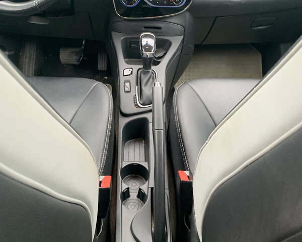 Білий Рено Зое, об'ємом двигуна 0 л та пробігом 159 тис. км за 8999 $, фото 21 на Automoto.ua