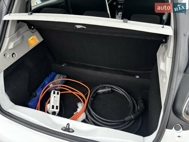 Белый Рено Зое, объемом двигателя 0 л и пробегом 68 тыс. км за 11499 $, фото 37 на Automoto.ua