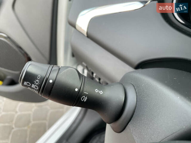 Белый Рено Зое, объемом двигателя 0 л и пробегом 84 тыс. км за 10500 $, фото 44 на Automoto.ua