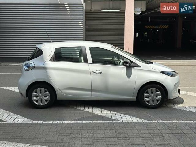 Белый Рено Зое, объемом двигателя 0 л и пробегом 59 тыс. км за 10500 $, фото 12 на Automoto.ua