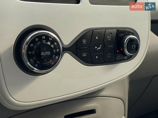 Білий Рено Зое, об'ємом двигуна 0 л та пробігом 28 тис. км за 9355 $, фото 48 на Automoto.ua