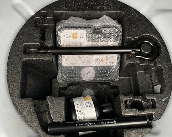 Белый Рено Зое, объемом двигателя 0 л и пробегом 159 тыс. км за 9200 $, фото 50 на Automoto.ua