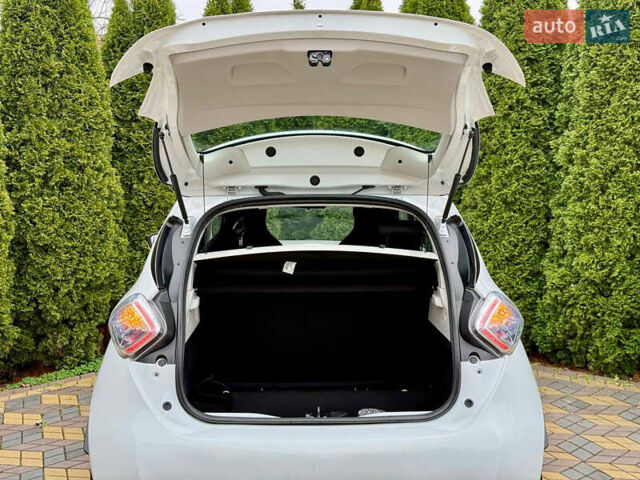 Белый Рено Зое, объемом двигателя 0 л и пробегом 38 тыс. км за 10200 $, фото 10 на Automoto.ua