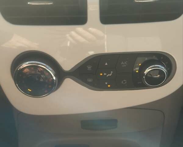 Белый Рено Зое, объемом двигателя 0 л и пробегом 27 тыс. км за 9800 $, фото 12 на Automoto.ua