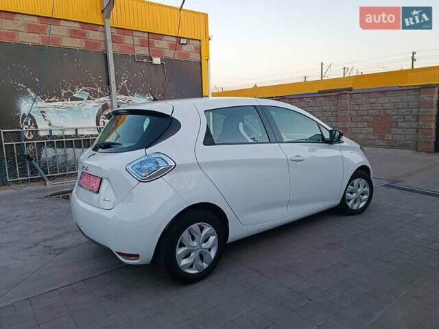 Белый Рено Зое, объемом двигателя 0 л и пробегом 65 тыс. км за 10250 $, фото 13 на Automoto.ua