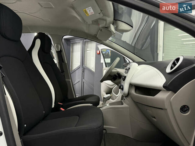 Белый Рено Зое, объемом двигателя 0 л и пробегом 21 тыс. км за 9950 $, фото 31 на Automoto.ua