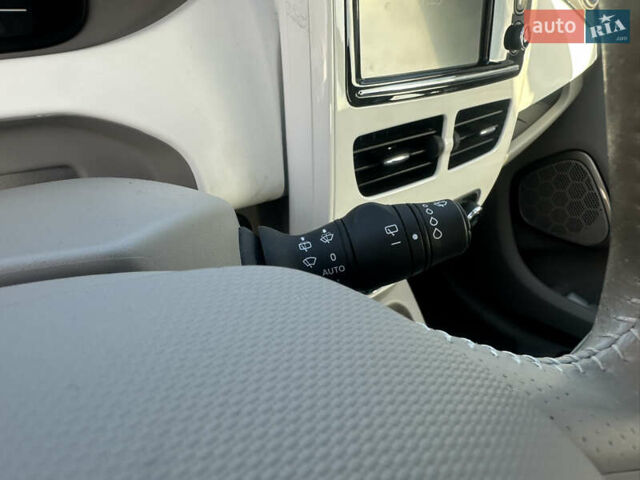 Белый Рено Зое, объемом двигателя 0 л и пробегом 27 тыс. км за 11500 $, фото 17 на Automoto.ua