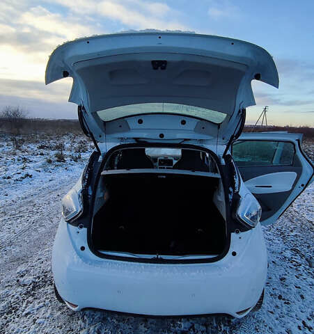 Белый Рено Зое, объемом двигателя 0 л и пробегом 66 тыс. км за 10200 $, фото 10 на Automoto.ua