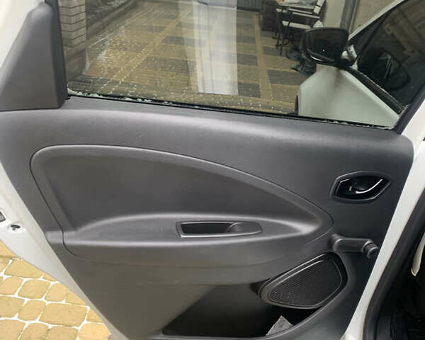 Белый Рено Зое, объемом двигателя 0 л и пробегом 29 тыс. км за 10900 $, фото 16 на Automoto.ua