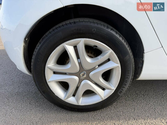 Белый Рено Зое, объемом двигателя 0 л и пробегом 112 тыс. км за 8900 $, фото 30 на Automoto.ua