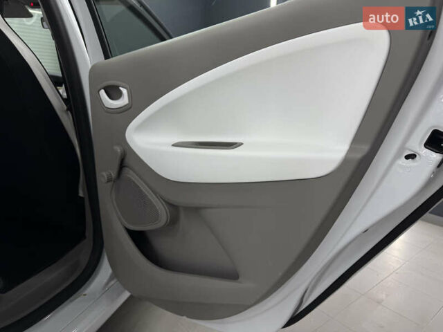 Белый Рено Зое, объемом двигателя 0 л и пробегом 21 тыс. км за 9950 $, фото 27 на Automoto.ua
