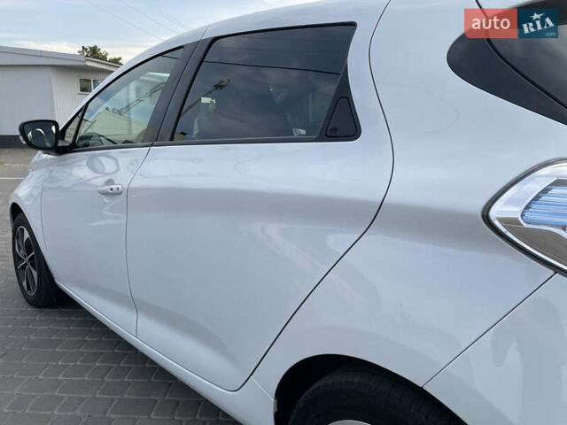 Белый Рено Зое, объемом двигателя 0 л и пробегом 84 тыс. км за 10500 $, фото 27 на Automoto.ua