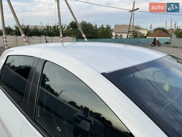 Белый Рено Зое, объемом двигателя 0 л и пробегом 84 тыс. км за 10500 $, фото 31 на Automoto.ua
