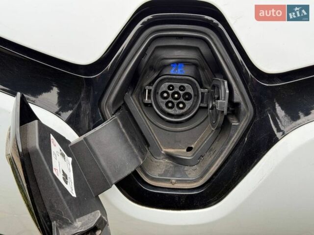 Белый Рено Зое, объемом двигателя 0 л и пробегом 60 тыс. км за 10300 $, фото 38 на Automoto.ua