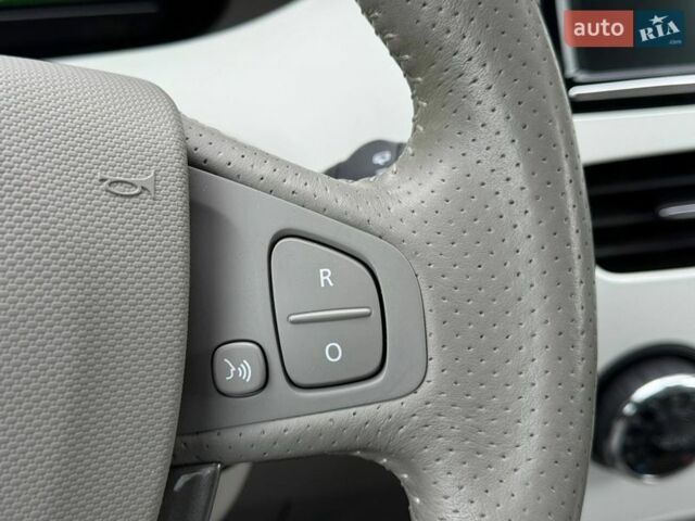 Белый Рено Зое, объемом двигателя 0 л и пробегом 60 тыс. км за 10300 $, фото 26 на Automoto.ua