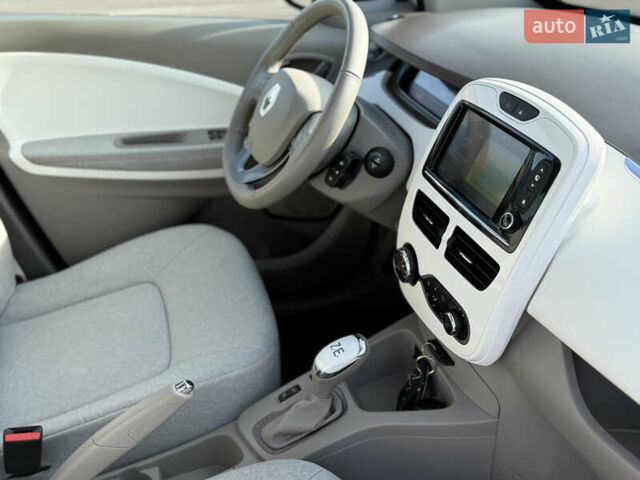 Белый Рено Зое, объемом двигателя 0 л и пробегом 112 тыс. км за 8900 $, фото 23 на Automoto.ua