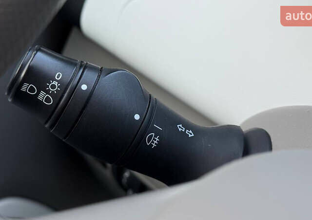 Белый Рено Зое, объемом двигателя 0 л и пробегом 38 тыс. км за 10200 $, фото 30 на Automoto.ua