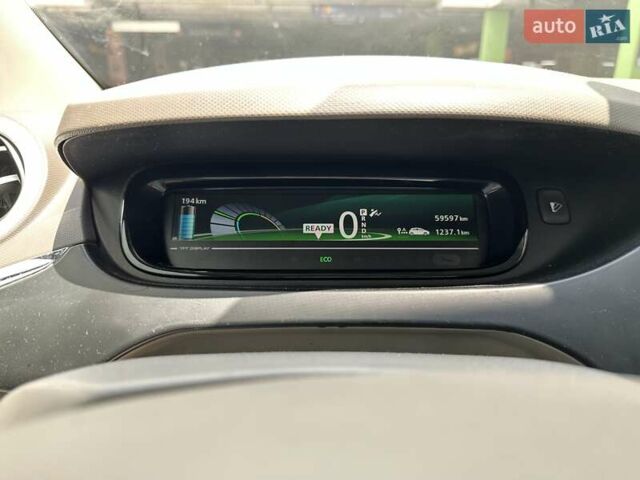 Белый Рено Зое, объемом двигателя 0 л и пробегом 59 тыс. км за 10500 $, фото 20 на Automoto.ua