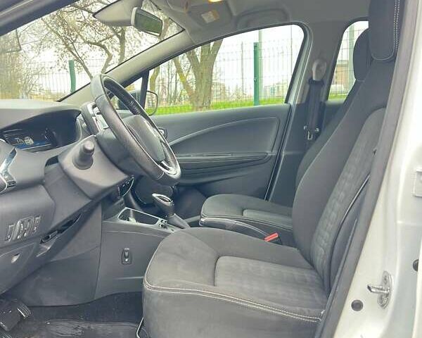 Белый Рено Зое, объемом двигателя 0 л и пробегом 93 тыс. км за 9999 $, фото 20 на Automoto.ua