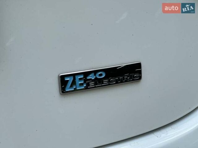 Белый Рено Зое, объемом двигателя 0 л и пробегом 59 тыс. км за 10500 $, фото 10 на Automoto.ua