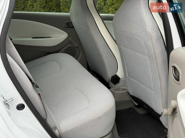 Белый Рено Зое, объемом двигателя 0 л и пробегом 60 тыс. км за 10300 $, фото 20 на Automoto.ua