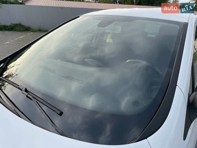 Белый Рено Зое, объемом двигателя 0 л и пробегом 84 тыс. км за 10500 $, фото 24 на Automoto.ua