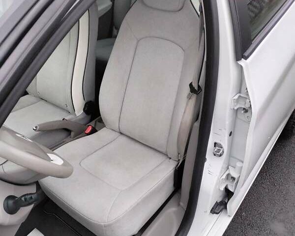 Білий Рено Зое, об'ємом двигуна 0 л та пробігом 93 тис. км за 9399 $, фото 13 на Automoto.ua