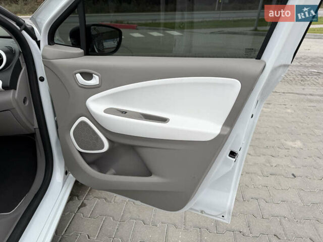 Белый Рено Зое, объемом двигателя 0 л и пробегом 11 тыс. км за 10499 $, фото 15 на Automoto.ua