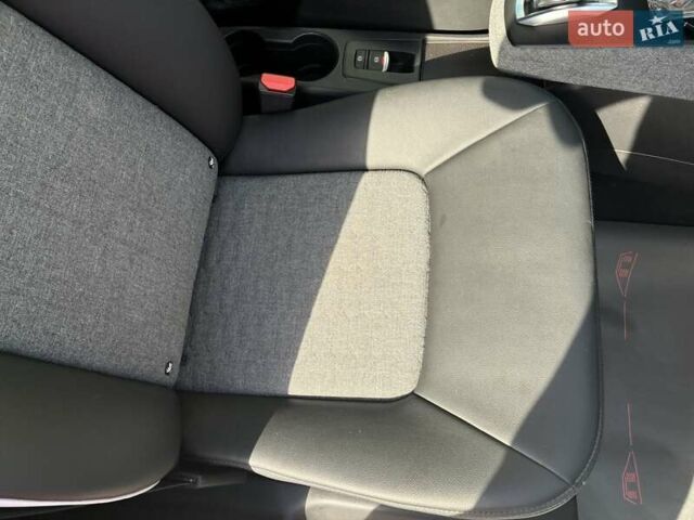 Белый Рено Зое, объемом двигателя 0 л и пробегом 94 тыс. км за 13300 $, фото 67 на Automoto.ua