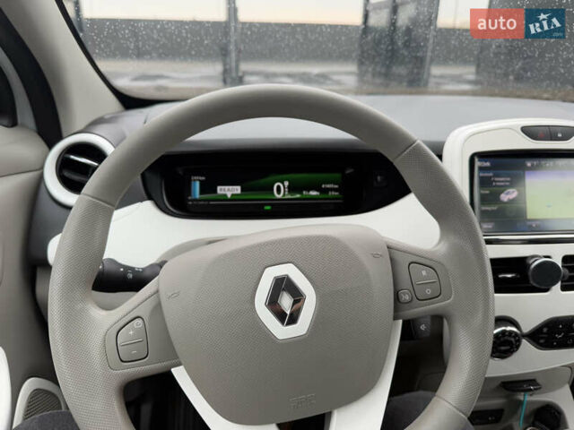 Белый Рено Зое, объемом двигателя 0 л и пробегом 40 тыс. км за 9999 $, фото 32 на Automoto.ua