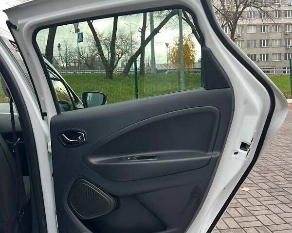 Белый Рено Зое, объемом двигателя 0 л и пробегом 93 тыс. км за 9999 $, фото 11 на Automoto.ua