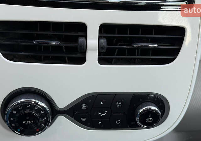 Белый Рено Зое, объемом двигателя 0 л и пробегом 53 тыс. км за 10150 $, фото 22 на Automoto.ua